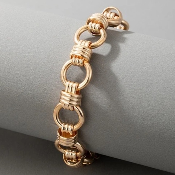 Gold Metal Chain Link Bracelet Accessory - Picture 3 of 3